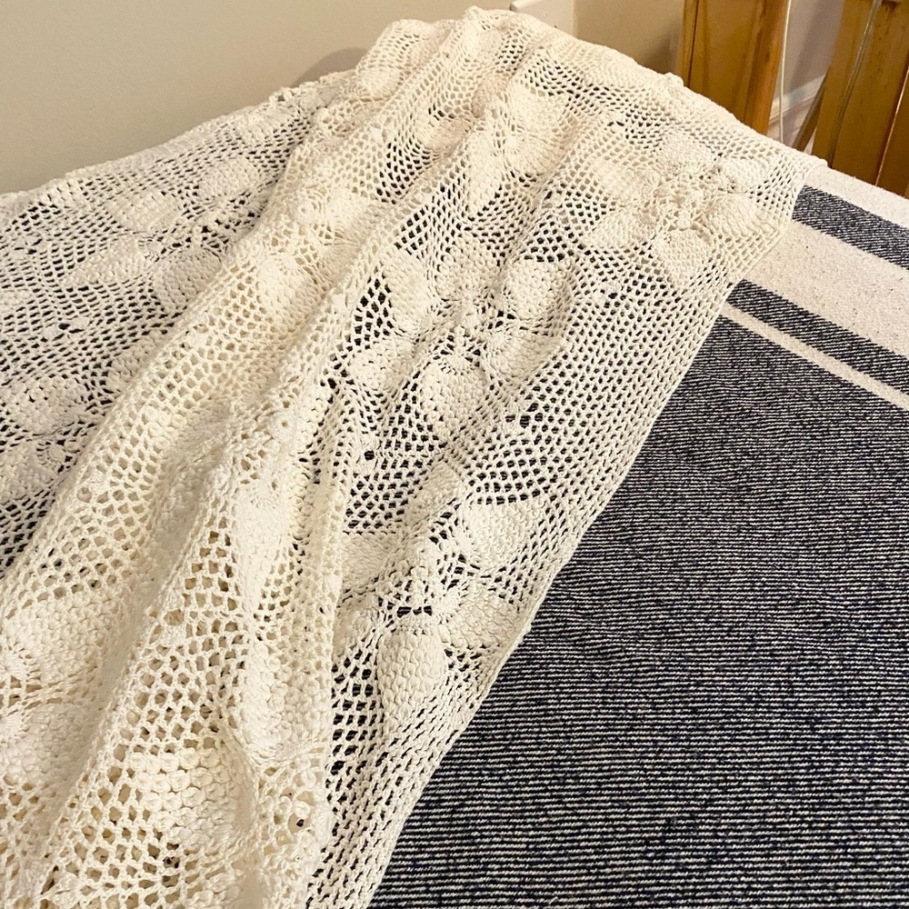 Elegant Cream Crochet Twin Bedspread - Picture 8 of 11